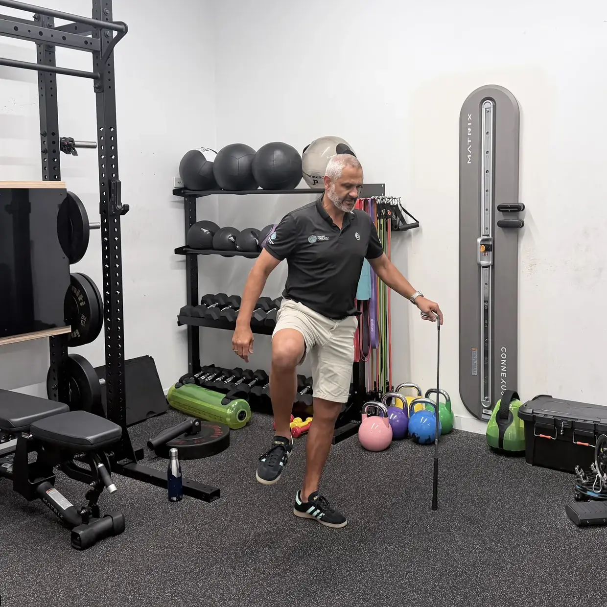 Taking the lifted thigh through a circle while the pelvis stays controlled